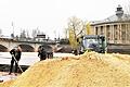 Einen Bagger brauchen die Stadtstrand-Betreiber Johannes (links) und Florian Griebel zur Verteilung der 180 Tonnen Quarzsand auf 1 500 Quadratmetern Strandfläche.       -  Einen Bagger brauchen die Stadtstrand-Betreiber Johannes (links) und Florian Griebel zur Verteilung der 180 Tonnen Quarzsand auf 1 500 Quadratmetern Strandfläche.