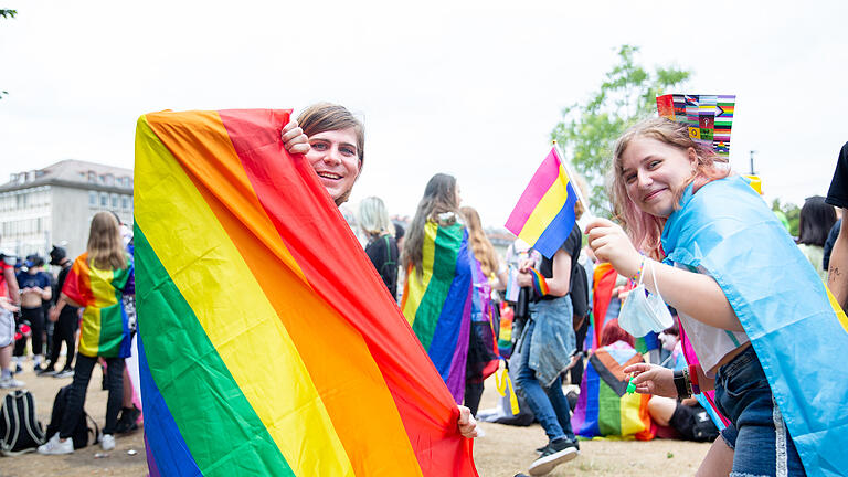 Demozug für den CSD am Samstag, 9. Juli 2022 in der Würzburger Innenstadt mit anschliender Kundgebung auf dem alten Landesgartenschaugelände am Hubland.