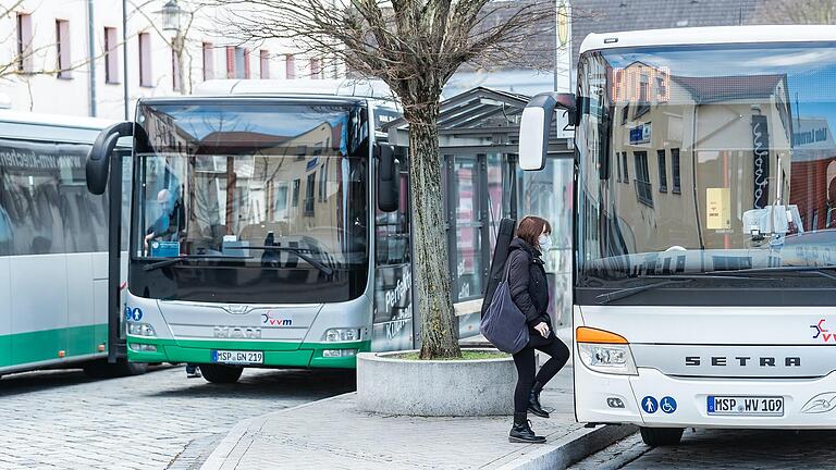 Der Rufbus kann in Main-Spessart gebucht werden, wenn kein regulärer Bus fährt. Kritik gibt es, weil der Buchungsprozess relativ unflexibel ist. Das Bild zeigt den Busbahnhof in Marktheidenfeld. (Archivfoto) Der Rufbus kann in Main-Spessart gebucht werden, wenn kein regulärer Bus fährt. Kritik gibt es, weil der Buchungsprozess relativ unflexibel ist. Das Bild zeigt den Busbahnhof in Marktheidenfeld. (Archivfoto)