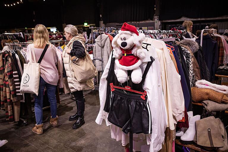 Viele Kauflustige besuchen den monatlichen Fashion-Flohmarkt in der Posthalle in Würzburg - wie hier im vergangenen Dezember.