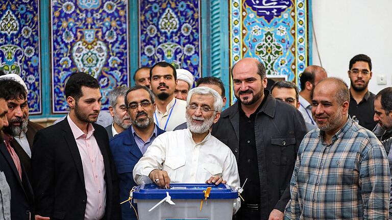 Präsidentenwahl im Iran       -  Hardliner Said Dschalili bei der Stimmabgabe.