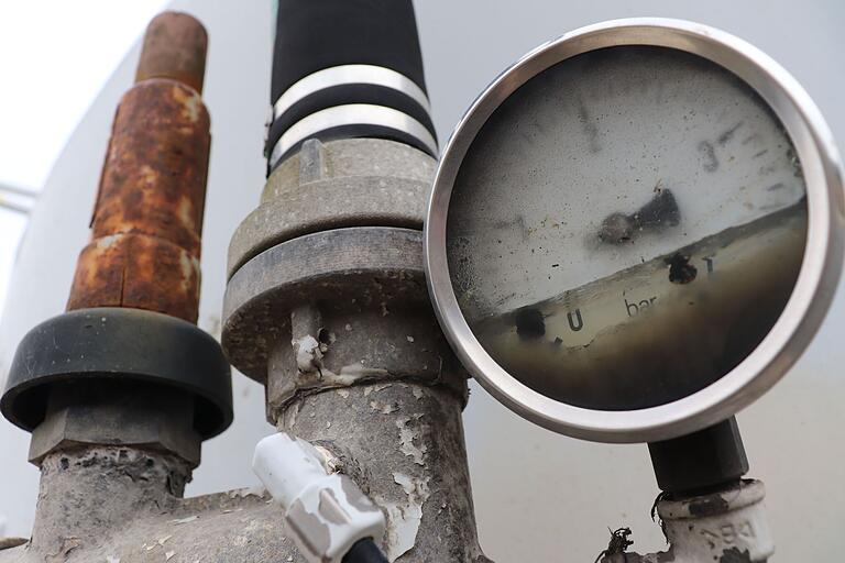 In den Messinstrumenten steht das Wasser, an vielen Teilen nagt der Rost – Indizien, dass der Hänger hier schon länger steht. In den Messinstrumenten steht das Wasser, an vielen Teilen nagt der Rost – Indizien, dass der Hänger hier schon länger steht.