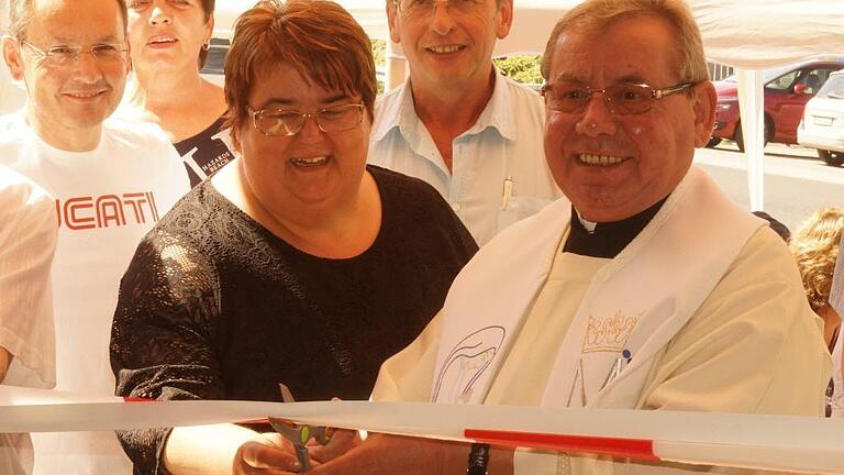 Offizielle Übergabe: Geschäftsführerin Helga Blum (links) und Pfarrer Franz Malczyk (rechts) durchschnitten das symbolische Band. Mit im Bild Bürgermeister Wolfgang Blum (Mitte) und stellvertretender Bürgermeister Hilmar Wirthmann (hinten links).