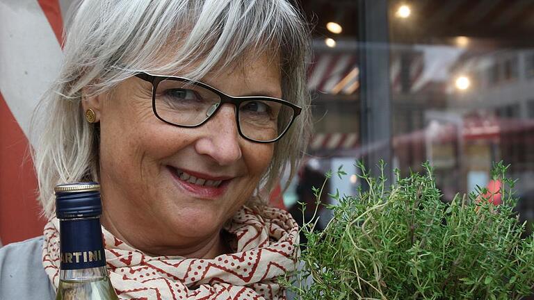 Petra Maidt mit Wermut fürs Hähnchen.