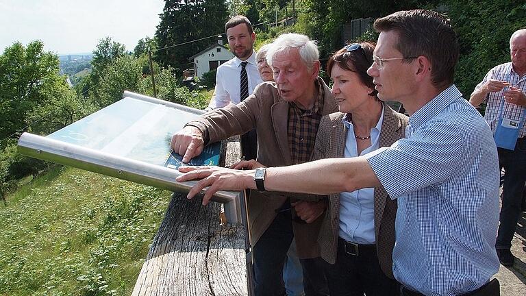 Der Panorama Rundweg vom Höllental hoch zur Mainleite und wieder retour war eine Idee von Alt-Oberbürgermeister Kurt Petzold, hier bei der Einweihung des Wegs 2014 mit (von links) Schonungens Bürgermeister Stefan Rottmann, Ex-MdL Ruth von Truchseß, Petzold, stellvertretender Landrätin Christine Bender und OB Sebastian Remelé. Der Panorama Rundweg vom Höllental hoch zur Mainleite und wieder retour war eine Idee von Alt-Oberbürgermeister Kurt Petzold, hier bei der Einweihung des Wegs 2014 mit (von links) Schonungens Bürgermeister Stefan Rottmann, Ex-MdL Ruth von Truchseß, Petzold, stellvertretender Landrätin Christine Bender und OB Sebastian Remelé.