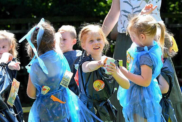 Plastikmüll verunreinigt die Weltmeere. Die Kindergartenkinder sangen und tanzten zu ihrem Abfall-Lied. Plastikmüll verunreinigt die Weltmeere. Die Kindergartenkinder sangen und tanzten zu ihrem Abfall-Lied.