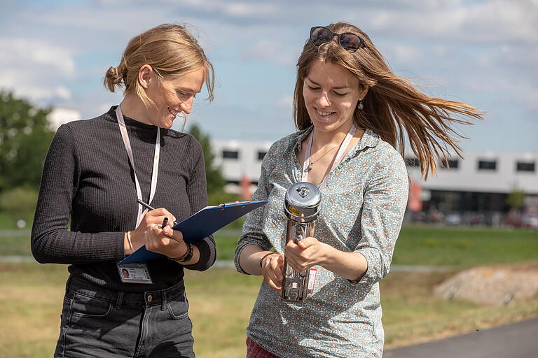 Umweltpsychologin Anna Heidenreich (rechts) und Studentin Sophia Kiefl vom Institut für Erd- und Umweltwissenschaften der Uni Würzburg auf der Landesgartenschau im Jahr 2018.&nbsp;