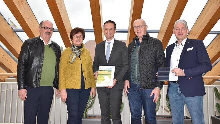 Der Leader-Koordinator für Unterfranken, Wolfgang Fuchs (Zweiter von rechts), überbrachte den Förderbescheid an den Landrat des Landkreises Schweinfurt, Florian Töpper (Mitte). Darüber freuen sich die Bürgermeister der Windstützpunkt-Anrainer-Gemeinden Richard Köth (Schwanfeld) und Edeltraud Baumgartl aus Werneck (von links). Thomas Benz vom Landratsamt (rechts) ist der kreative Kopf hinter dem Projekt 'Erneuerbare-Energien-Stützpunkt Unterfranken'. Er hat das Konzept erarbeitet, das mit über 122 000 Euro gefördert wird. Der Leader-Koordinator für Unterfranken, Wolfgang Fuchs (Zweiter von rechts), überbrachte den Förderbescheid an den Landrat des Landkreises Schweinfurt, Florian Töpper (Mitte). Darüber freuen sich die Bürgermeister der Windstützpunkt-Anrainer-Gemeinden Richard Köth (Schwanfeld) und Edeltraud Baumgartl aus Werneck (von links). Thomas Benz vom Landratsamt (rechts) ist der kreative Kopf hinter dem Projekt 'Erneuerbare-Energien-Stützpunkt Unterfranken'. Er hat das Konzept erarbeitet, das mit über 122 000 Euro gefördert wird.
