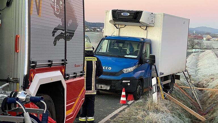 Am frühen Dienstagmorgen verunglückte ein 66-Jähriger Lieferwagenfahrer auf der Pascalstraße zwischen Frickendorf und Fischbach.