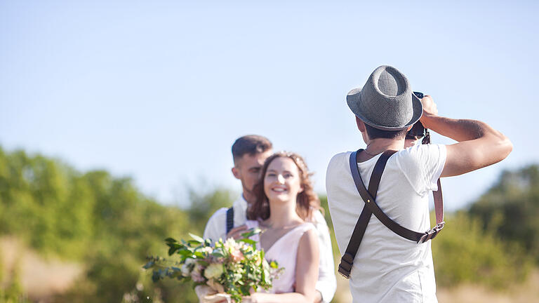 Hochzeitsfotograf       -  Nur ein Profi-Hochzeitsfotograf schafft es, das Brautpaar in Szene zu setzen.