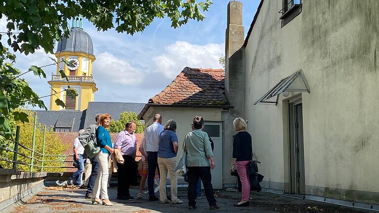 Bei einem Rundgang durch das Landratsamt informierten sich im Sommer zahlreiche Mitglieder des Kreisausschusses über den Abriss und Neubau der früheren Schlosserei Hautsch, später Jobcenter. Der Blick von außen auf das marode Gebäude (rechts), Alte Poststraße 6a in Kitzingen. Bei einem Rundgang durch das Landratsamt informierten sich im Sommer zahlreiche Mitglieder des Kreisausschusses über den Abriss und Neubau der früheren Schlosserei Hautsch, später Jobcenter. Der Blick von außen auf das marode Gebäude (rechts), Alte Poststraße 6a in Kitzingen.