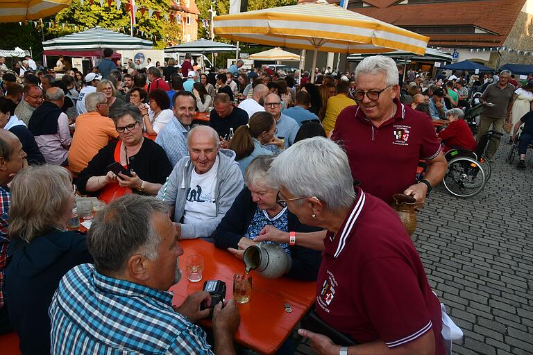 Der Schlossplatz war beim Deutsch-Italienischen Weinfest gut gefüllt. Die Gäste genossen italienischen Wein und Spezialitäten. Der Schlossplatz war beim Deutsch-Italienischen Weinfest gut gefüllt. Die Gäste genossen italienischen Wein und Spezialitäten.