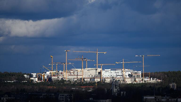 Infineon in Dresden       -  Dunkle Wolken über der Fabrikbaustelle von Infineon in Dresden. Der Halbleiterkonzern profitiert vom schwachen Euro, doch potenzielle Zollkonflikte machen Sorgen. (Archivbild)