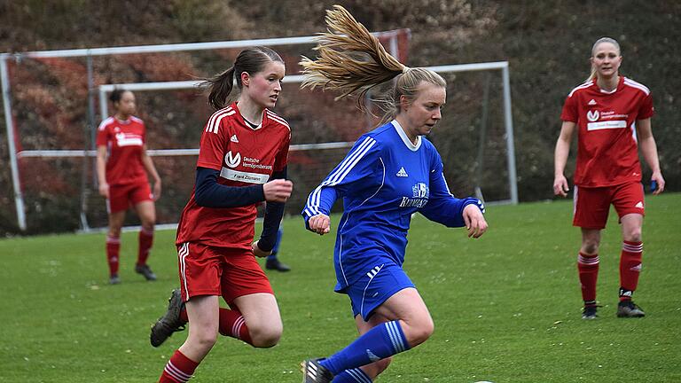 Die Rhöner Fußball-Nachlese - Hartnäckig: Leonie Bohlien vom TSV Ebenhausen macht sich auf die Verfolgung von Hanna Zinser von der DJK Schweinfurt. Die Rhöner Fußball-Nachlese - Hartnäckig: Leonie Bohlien vom TSV Ebenhausen macht sich auf die Verfolgung von Hanna Zinser von der DJK Schweinfurt.