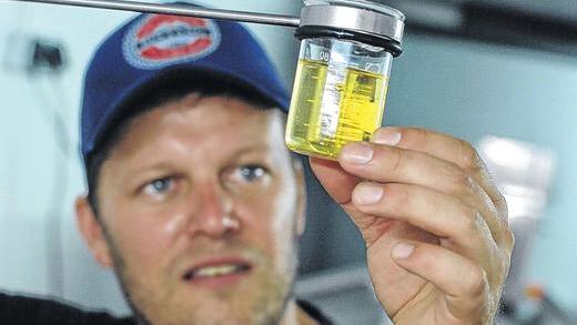 Qualitätskontrolle: Braumeister Manuel Müller überwacht in seiner Brauerei das Entstehen des ersten Bieres. Mitte Oktober soll es in Halsbach ausgeschenkt werden.