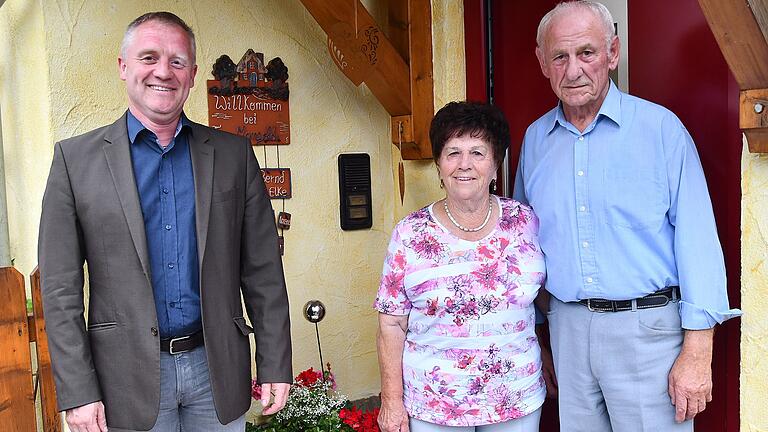 Bürgermeister Marco Heinickel gratuliert Otto und Roswitha Mangold im Namen der ganzen Gemeinde zur Diamantenen Hochzeit. Bürgermeister Marco Heinickel gratuliert Otto und Roswitha Mangold im Namen der ganzen Gemeinde zur Diamantenen Hochzeit.