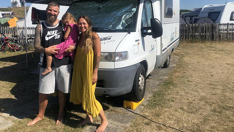 Kürzlich haben Maria, Steffen und Elfi Gerberich aus Marktheidenfeld auf dem Campingplatz in Petten (Nordholland) Halt gemacht. Danach geht ihre Europareise mit dem Wohnmobil weiter in Richtung Süden. Kürzlich haben Maria, Steffen und Elfi Gerberich aus Marktheidenfeld auf dem Campingplatz in Petten (Nordholland) Halt gemacht. Danach geht ihre Europareise mit dem Wohnmobil weiter in Richtung Süden.