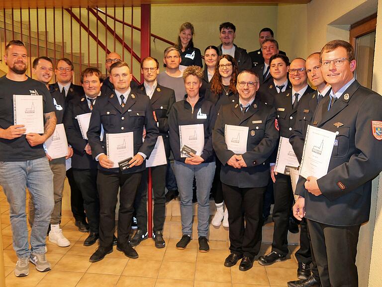 Zum ersten Mal in der jüngeren Vereinsgeschichte wurden bei der Freiwilligen Feuerwehr Hausen Feuerwehranwärterinnen und -anwärter ernannt und Beförderungen ausgesprochen. Insgesamt erfuhren dabei 34 Frauen und Männer eine besondere Wertschätzung und herzlichen Dank für ihren aktiven Dienst am Nächsten. Zum ersten Mal in der jüngeren Vereinsgeschichte wurden bei der Freiwilligen Feuerwehr Hausen Feuerwehranwärterinnen und -anwärter ernannt und Beförderungen ausgesprochen. Insgesamt erfuhren dabei 34 Frauen und Männer eine besondere Wertschätzung und herzlichen Dank für ihren aktiven Dienst am Nächsten.