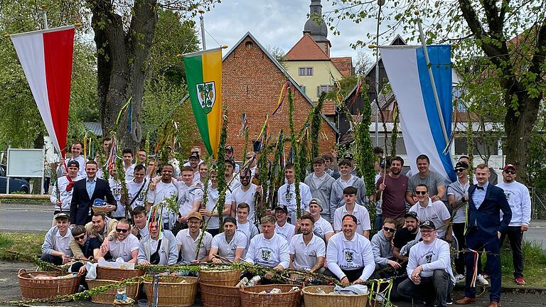 Über 50 junge, unverheiratete Männer nahmen am diesjährigen Eierlauf in Remlingen teil. Traditionell treffen sich die jungen Burschen nach dem Einsammeln der eier am Ostermontag am Schafstall um in einem festlichen Festzug mit der Kapelle Auftakt zum Marktplatz zu ziehen.