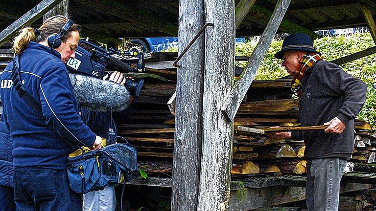 Auf dem ersten Bild ist Christian Inderwies mit dem Team des BR zu sehen, wie er an einem Holzlagerplatz das passende Holzstück zum Krippenbauen sucht.Das zweite Bild zeigt Christian Inderwies in seiner Werkstatt, während der Dreharbeiten.Auf dem dritten Bild sind Christian Inderwies und Sabine Frühbuss, Redakteurin des BR, zu sehen.Das letzte Bild zeigt Christian Inderwies bei Dreharbeiten in seine Arbeit vertieft. Auf dem ersten Bild ist Christian Inderwies mit dem Team des BR zu sehen, wie er an einem Holzlagerplatz das passende Holzstück zum Krippenbauen sucht.Das zweite Bild zeigt Christian Inderwies in seiner Werkstatt, während der Dreharbeiten.Auf dem dritten Bild sind Christian Inderwies und Sabine Frühbuss, Redakteurin des BR, zu sehen.Das letzte Bild zeigt Christian Inderwies bei Dreharbeiten in seine Arbeit vertieft.