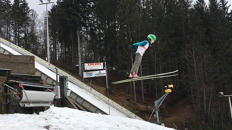 In Rastbüchel konnte Janis Kansog vom WSV Oberweißenbrunn einen der wenigen Schnee-Sprünge in dieser Saison absolvieren.