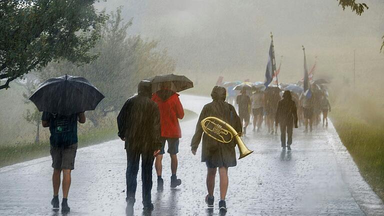 Nach drei Tagen Sonne erwarteten die Pilgernden auf ihrer letzten Etappe noch mehrere Regenschauer. Nach drei Tagen Sonne erwarteten die Pilgernden auf ihrer letzten Etappe noch mehrere Regenschauer.