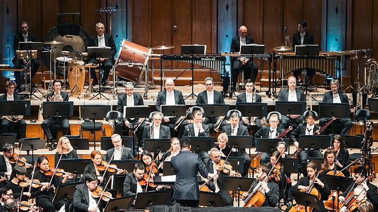 Neujahrskonzert mit den Bamberger Symphonikern beim Kissinger Winterzauber - Neujahrskonzert mit den Bamberger Symphonikern beim Kissinger Winterzauber Neujahrskonzert mit den Bamberger Symphonikern beim Kissinger Winterzauber - Neujahrskonzert mit den Bamberger Symphonikern beim Kissinger Winterzauber