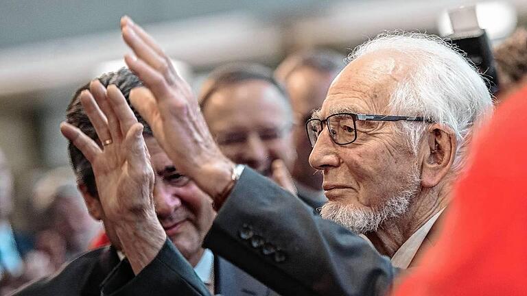 90. Geburtstag Erhard Eppler       -  SPD-Politiker Erhard Eppler bedankt sich im Landtag in Stuttgart seiner Rede beim Symposium zu seinem 90. Geburtstag.