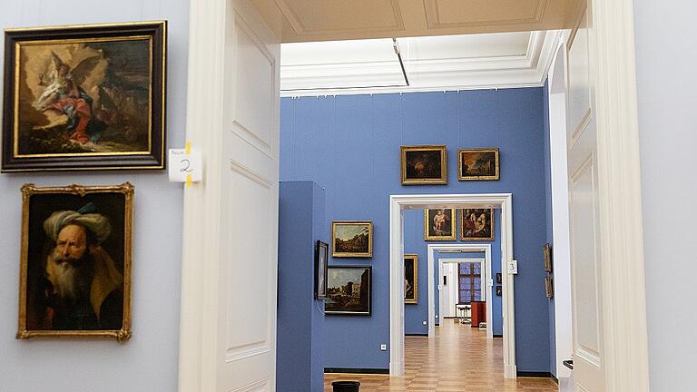 Ein Blick durch die neuen Ausstellungsräume, die in unterschiedlichen Varianten des Farbtons „Echter-Blau“ gestrichen sind. Ein Blick durch die neuen Ausstellungsräume, die in unterschiedlichen Varianten des Farbtons „Echter-Blau“ gestrichen sind.