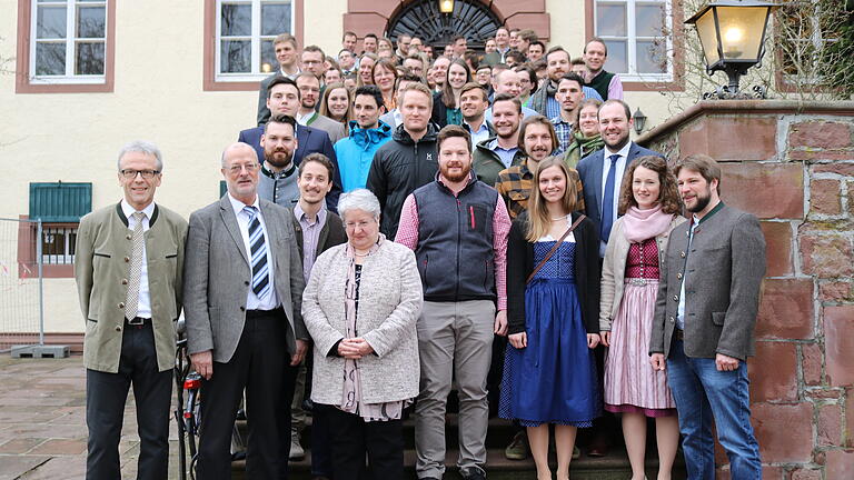73 Forstanwärtern, die nach bestandener Prüfung nun Forstinspektoren und damit für Führungspositionen qualifiziert sind, hat die Lohrer Forstschule die Zeugnisse überreicht.