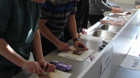 Max, Thomas, Niklas und Antonia der Dettelbacher Realschule beim Schokoladentest. Max, Thomas, Niklas und Antonia der Dettelbacher Realschule beim Schokoladentest.