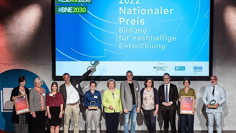 Die Kandidaten der Short-List „Bildungslandschaften“ mit Prof. Dr. Maria Böhmer (Mitte, rechts daneben Dr. Joachim Schneider aus dem UNESCO-Biosphärenreservat Rhön) und Dr. Jens Brandenburg (Dritter von rechts).