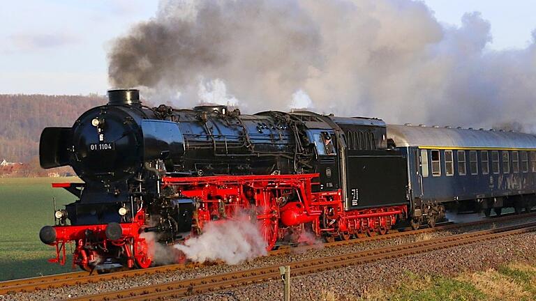 Mit der 177 Tonnen schweren Schnellzug-Dampflok 012 104-6 aus dem Baujahr 1940 geht es am 1. Juni von Gemünden aus ins Mittelrheintal. Mit der 177 Tonnen schweren Schnellzug-Dampflok 012 104-6 aus dem Baujahr 1940 geht es am 1. Juni von Gemünden aus ins Mittelrheintal.