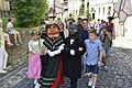 Das Katzenkopfpaar zog geführt von Mitschülern und begleitet von den Fahnenträgern und der Schulleitung durch die Altstadt zum Marktplatz
