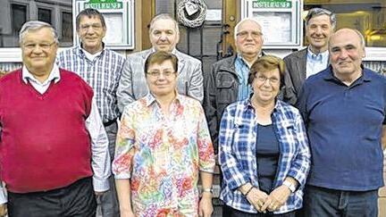 Führungsmannschaft des VdK-Ortsverbands Großrinderfeld (vordere Reihe von links): Engelbert Brand, Roswitha Schäfer, Hedwig Leber, Edgar Dürr; hintere Reihe von links: Bernhard Liebler, Ernst Schäfer, Klaus Bethäuser und Dieter Horn.