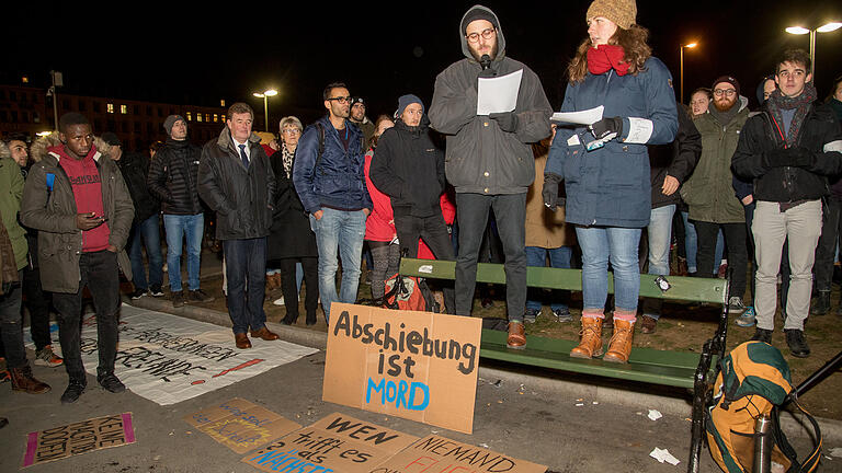 Um die Öffentlichkeit auf das Schicksal eines abgeschobenen Freundes aufmerksam zu machen, wurde die Demo ins Leben gerufen. Um die Öffentlichkeit auf das Schicksal eines abgeschobenen Freundes aufmerksam zu machen, wurde die Demo ins Leben gerufen.