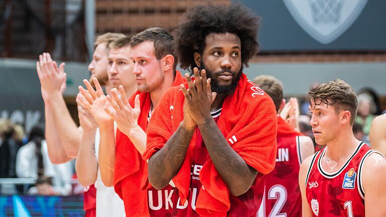 Nach der Niederlage im Pokal blieben die Baskets auch in der Liga gegen Alba Berlin sieglos: 82:110 endete die Heimpartie für die Würzburger (Mitte Neuzugang Victor Rudd). Nach der Niederlage im Pokal blieben die Baskets auch in der Liga gegen Alba Berlin sieglos: 82:110 endete die Heimpartie für die Würzburger (Mitte Neuzugang Victor Rudd).