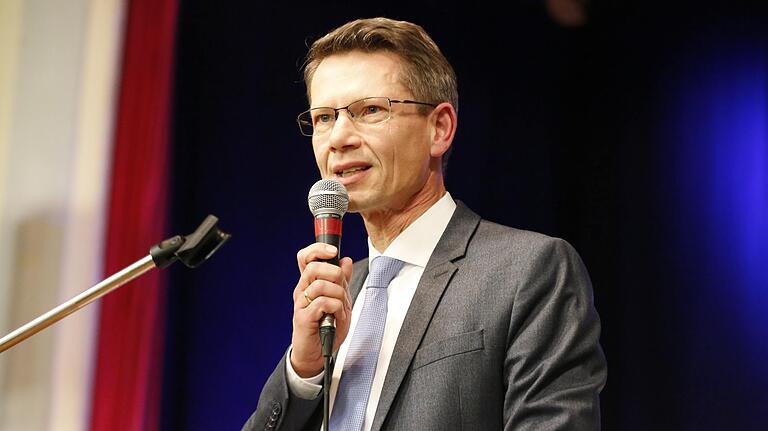 Schweinfurts Oberbürgermeister Sebastian Remelé (CSU) äußert sich zu den kriminalpolizeilichen Ermittlungen gegen einen städtischen Amtsleiter mit Verweis auf das laufende Verfahren nicht. Schweinfurts Oberbürgermeister Sebastian Remelé (CSU) äußert sich zu den kriminalpolizeilichen Ermittlungen gegen einen städtischen Amtsleiter mit Verweis auf das laufende Verfahren nicht.