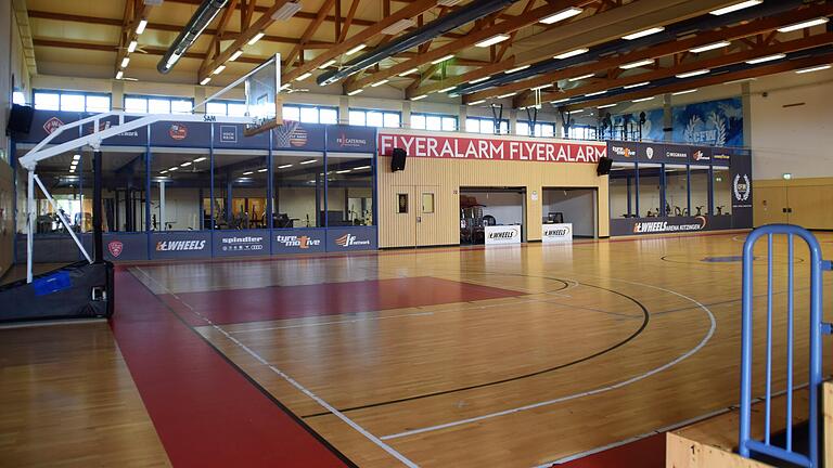 In der Basketball-Halle, die Teil der itWheels Arena ist, hatte die neue Mannschaft von s.Oliver Würzburg am Samstagabend ein öffentliches Training. In der Basketball-Halle, die Teil der itWheels Arena ist, hatte die neue Mannschaft von s.Oliver Würzburg am Samstagabend ein öffentliches Training.