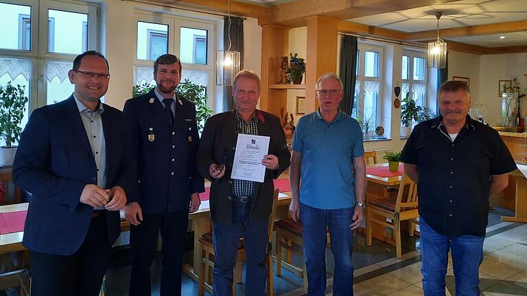 Das Foto zeigt (von links): Bürgermeister Michael Hombach, Kommandant Markus Kübert, Robert Kraft, der nach 22 Jahren als Kommandant verabschiedet wurde, Vorstand Bernd Kübert, Kreisbrandmeister Stefan Strohmenger. Das Foto zeigt (von links): Bürgermeister Michael Hombach, Kommandant Markus Kübert, Robert Kraft, der nach 22 Jahren als Kommandant verabschiedet wurde, Vorstand Bernd Kübert, Kreisbrandmeister Stefan Strohmenger.