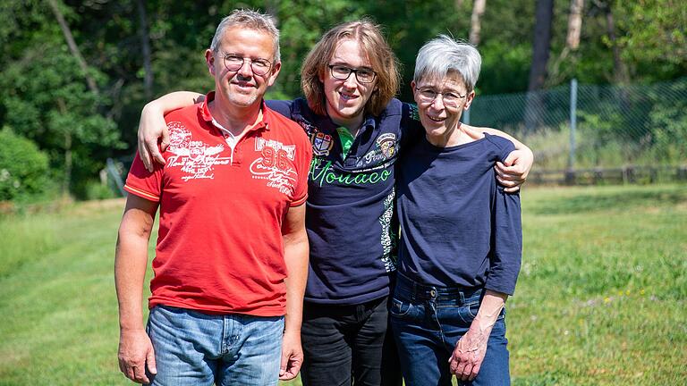 Gemeinsam mit seinen Eltern, Ludwig und Barbara Mahr, hat Christoph Mahr schon vieles gemeistert. Letztes Jahr schloss er mit sehr guten Noten die Realschule ab.&nbsp;