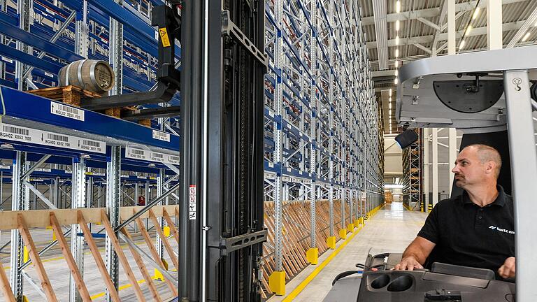 Bei der Eröffnung des erweiterten Hochregallagers im Logistikzentrum von Kurtz Ersa in Wiebelbach lagerte ein Mitarbeiter auf dem ersten bestückten Palettenplatz ein Fässchen Rum ein.