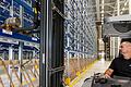 Bei der Eröffnung des erweiterten Hochregallagers im Logistikzentrum von Kurtz Ersa in Wiebelbach lagerte ein Mitarbeiter auf dem ersten bestückten Palettenplatz ein Fässchen Rum ein.