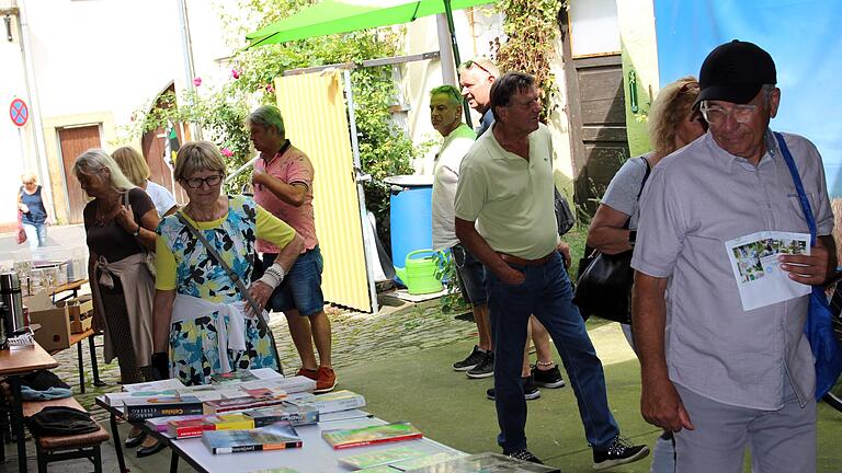 An den Garten- und Hofflohmärkte am Sonntag in Gerolzhofen nahmen 77 private Anbieter und über tausend Menschen teil. Die Schnäppchenjagd durch die ganze Stadt war für viele Familien aus ganz Franken ein kurzweiliger Bummel.