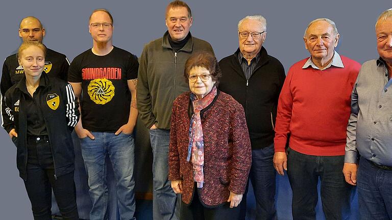 Auf dem Bild von links die neu gewählte Vorstandschaft:  Michael Wolf, 2. Vorsitzender, Eleanor Giffing, Schriftführung, Florian Fragner, TSV Vorsitzender, Christian Küster, Kassier, die Geehrten: Karin Löther, Jürgen Schertz, Hans Rödel und Gerhard Schwab.  Für alle Jubilare, welche ihre Ehrung nicht persönlich entgegennehmen konnten, werden die Urkunden und Präsente persönlich gebracht.