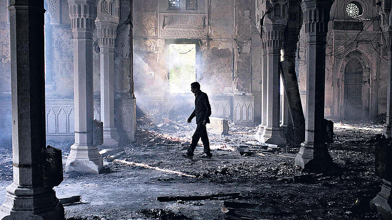 Ausnahmezustand in Ägypten: Ein Mann geht durch eine zerstörte Moschee in Kairo. Vielfach bot sich am Tag nach der Räumung der Lager der Mursi-Anhänger durch Polizei und Militär in der ägyptischen Hauptstadt ein Bild der Verwüstung.