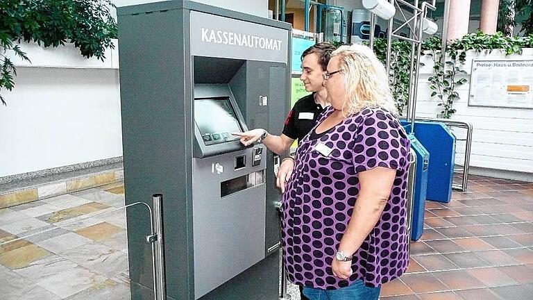Am neuen Kassenautomaten in der Frankentherme kann man jetzt auch mit einer Kreditkarte bezahlen.