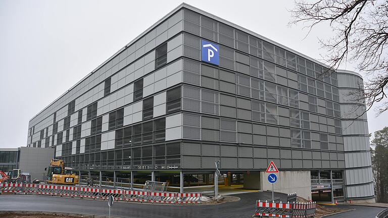 Das Parkhaus ist mit der Eröffnung des Zentrums für klinische Medizin ebenfalls in Betrieb genommen worden. Das scheint sich aber noch nicht überall herumgesprochen zu haben. Das Parkhaus ist mit der Eröffnung des Zentrums für klinische Medizin ebenfalls in Betrieb genommen worden. Das scheint sich aber noch nicht überall herumgesprochen zu haben.