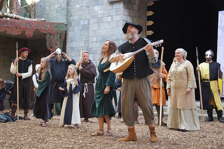Irische Folkmusik spielen und singen auf der Robin Hood-Bühne Conrad Schmöe und Bianca Brückner als Alan und Kyleen A Dale, die von Irland nach England gewandert sind.