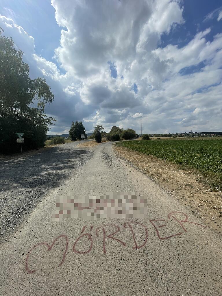 Auch auf der Straße hat ein Unbekannter Schmierereien hinterlassen. Der Name des Waidmanns wurde hier ebenfalls von der Redaktion unkenntlich gemacht. Auch auf der Straße hat ein Unbekannter Schmierereien hinterlassen. Der Name des Waidmanns wurde hier ebenfalls von der Redaktion unkenntlich gemacht.